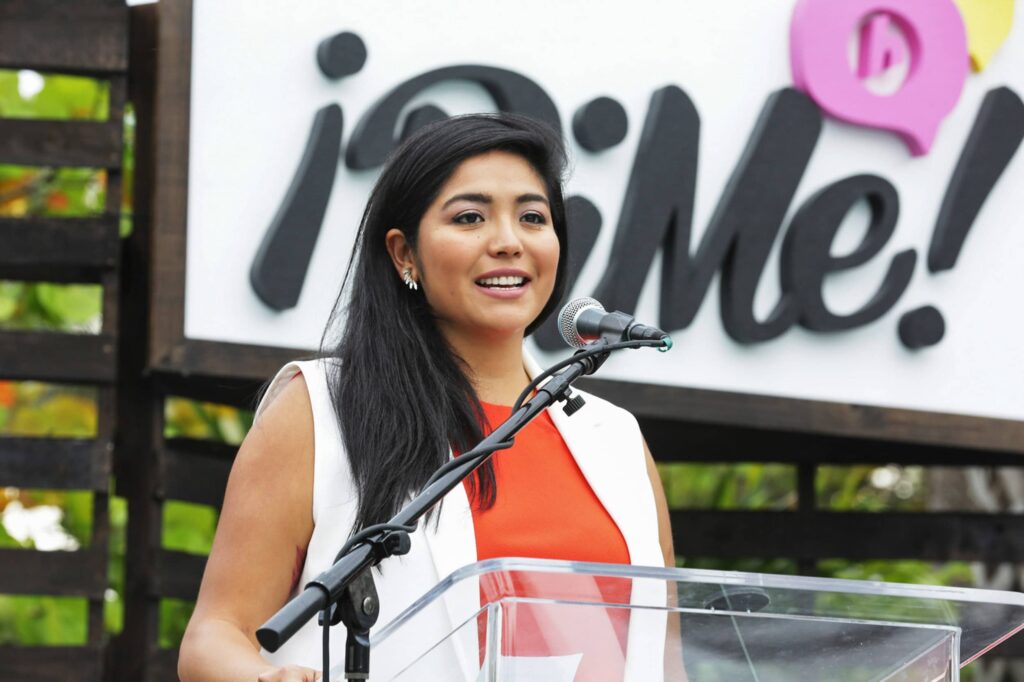 Latin Journalists Summit on Miami Beach - Dro Photography & Video Miami corporate event photographer capturing speaker at podium during summit for Latin journalists on Miami Beach