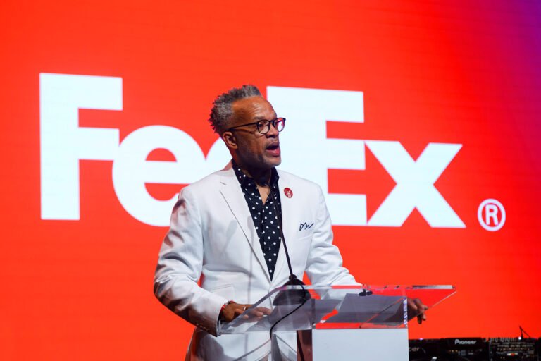 nyc-conference-photographer-keynote-speaker-sponsored-by-fedex - Dro Photography & Video